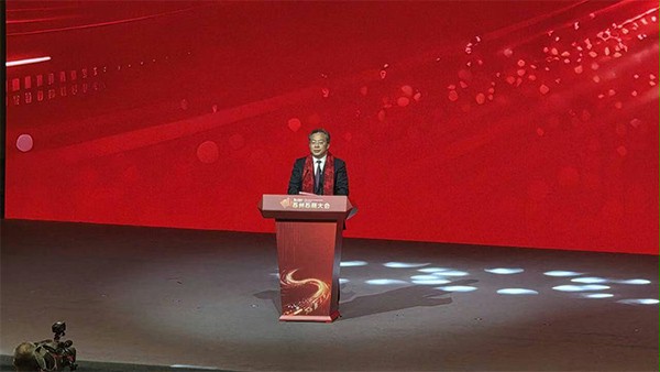 上图为:江苏省委常委、苏州市委书记范波做主题发言 上图为:江苏省委常委、苏州市委书记范波做主题发言