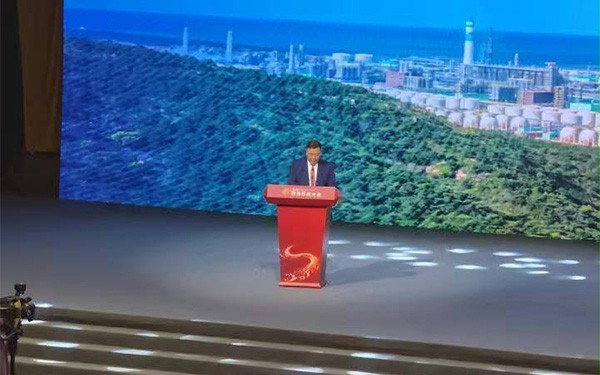 上图为:恒力集团董事长陈建华做主题分享 上图为:恒力集团董事长陈建华做主题分享