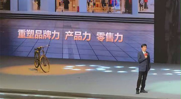 上图为:波司登集团董事长高德康分享创业历程与品牌发展 上图为:波司登集团董事长高德康分享创业历程与品牌发展