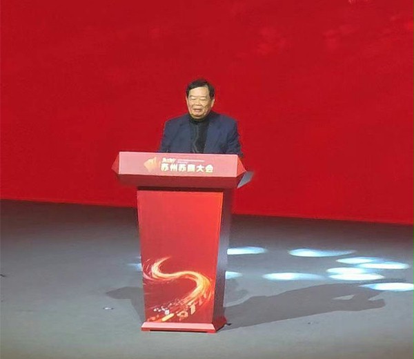 上图为:福耀玻璃创始人、荣誉董事长曹德旺做主题分享 上图为:福耀玻璃创始人、荣誉董事长曹德旺做主题分享