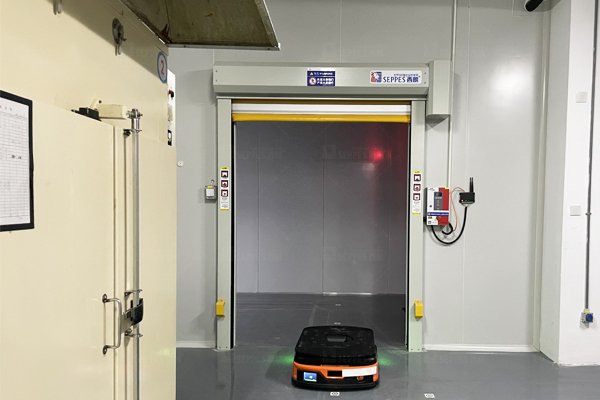 工厂大门安装西朗自动快速卷帘门让叉车和AGV畅通无阻