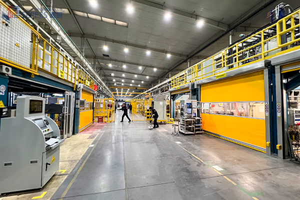 粉尘不进、冷气不跑、效率更高：汽车配件原材料车间为何都装这种快速卷帘门？