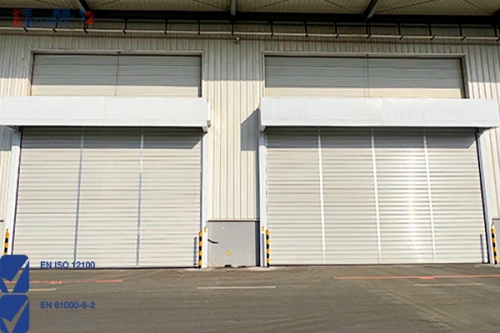 夏季有空调的工厂车间用门方案：高密封硬质高速卷帘门，防止冷气流失