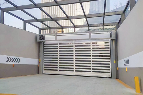 智能感应，秒速开关：抗风硬质快速卷帘门，打造高效流通新建厂房