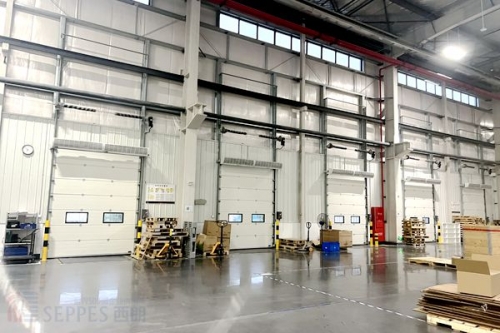 新建厂房门体选择指南：外部大门工业提升门与内部隔断快速卷帘门