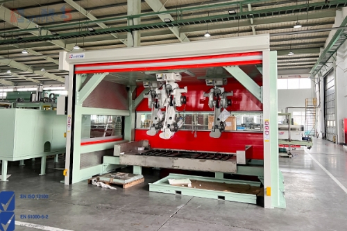 机器人智能装备与自动卷帘门的防护联动：打造高效安全的工业环境