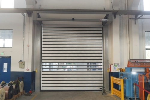 风大地区车间安装硬质快速卷帘门解决门板被风吹出轨道的问题