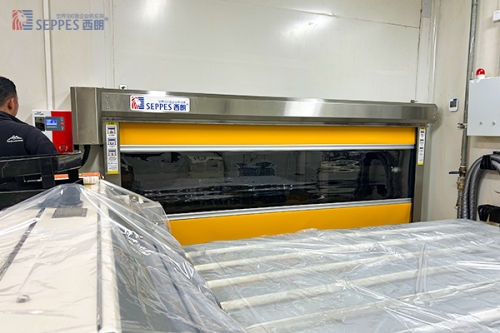 恒温车间专用快速卷帘门解决方案：保障食品医药加工环境稳定