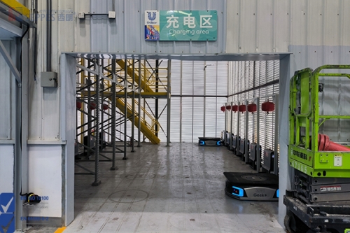 西朗快速卷帘门和自动引导车AGV智能联动：工厂通行口高效用门方案