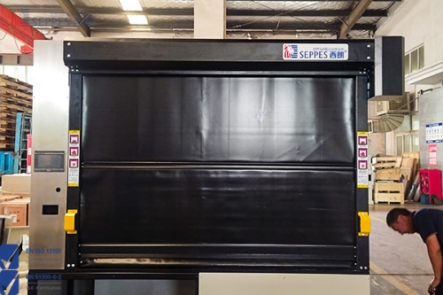 专为精密设备设计：西朗黑色遮光防护卷帘门 与设备智能联动