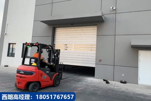 叉车即到即开、过闭即关：西朗硬质快速卷帘门实现仓库高效装卸