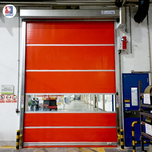 多种工厂车间都能使用的快速卷帘门