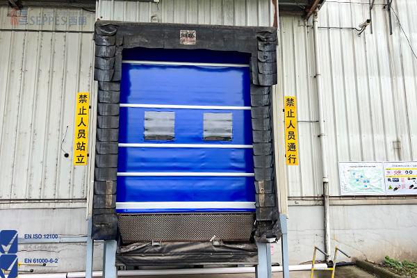 西朗快速卷帘门安装在宝洁工厂出货口