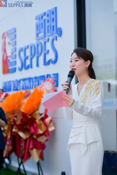 主持人主持西朗门业新厂乔迁庆典仪式