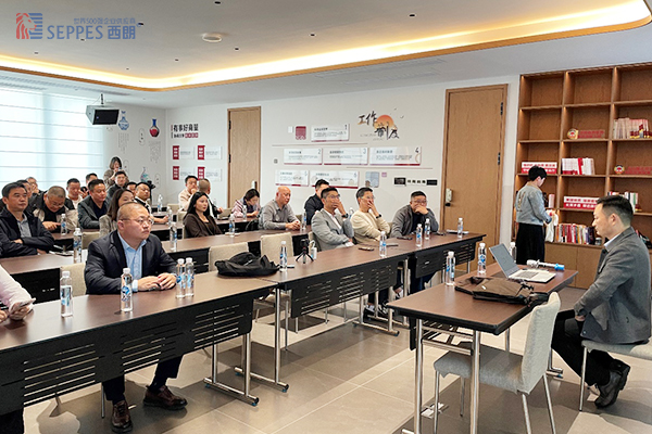 西朗门业董事长杨元嘉为苏州市九江商会的会员企业家们分享出海经验 西朗门业董事长杨元嘉为苏州市九江商会的会员企业家们分享出海经验