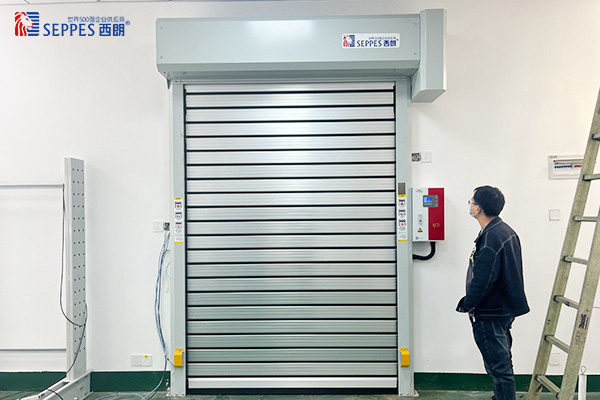 和瑞车间大门安装西朗的铝合金快速门