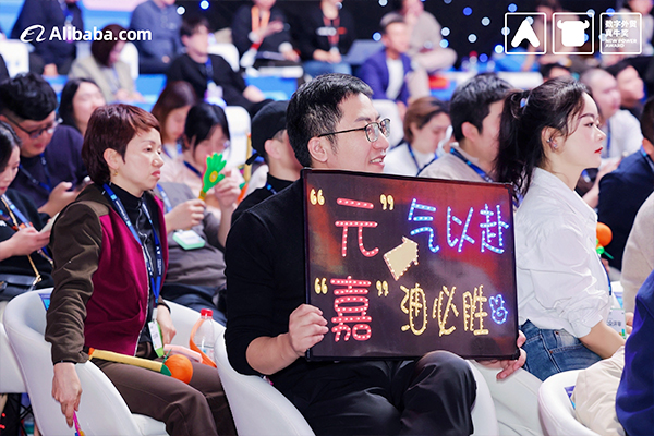 后援团举出“元气以赴，嘉油必胜”的牌子为杨元嘉加油鼓劲