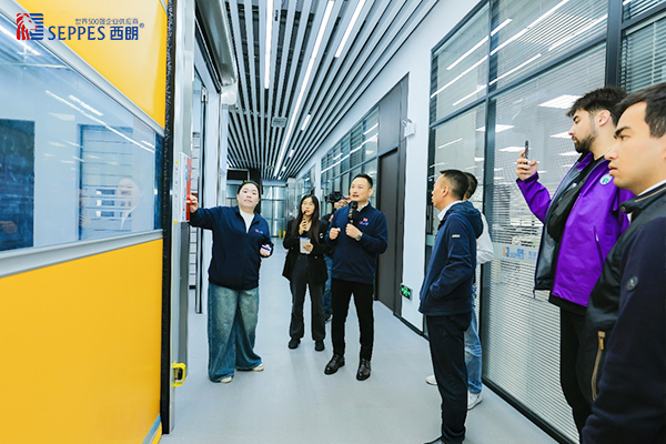 西朗门业董事长、总经理杨元嘉在产品展厅接待外宾