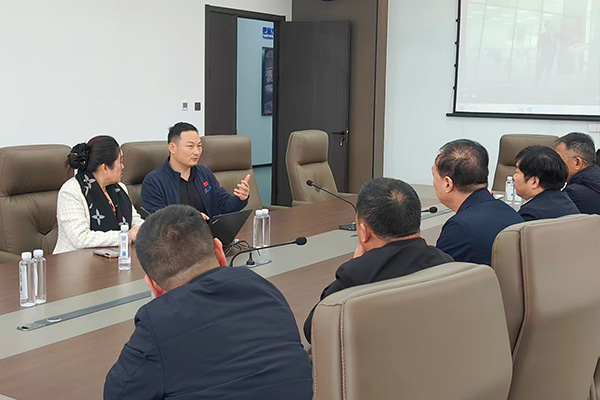 西朗门业董事长杨元嘉向各位领导介绍企业