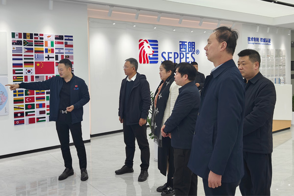 杨元嘉董事长向来宾们介绍西朗门业企业文化展厅