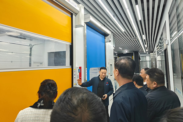 杨元嘉董事长演示讲解快速门等产品