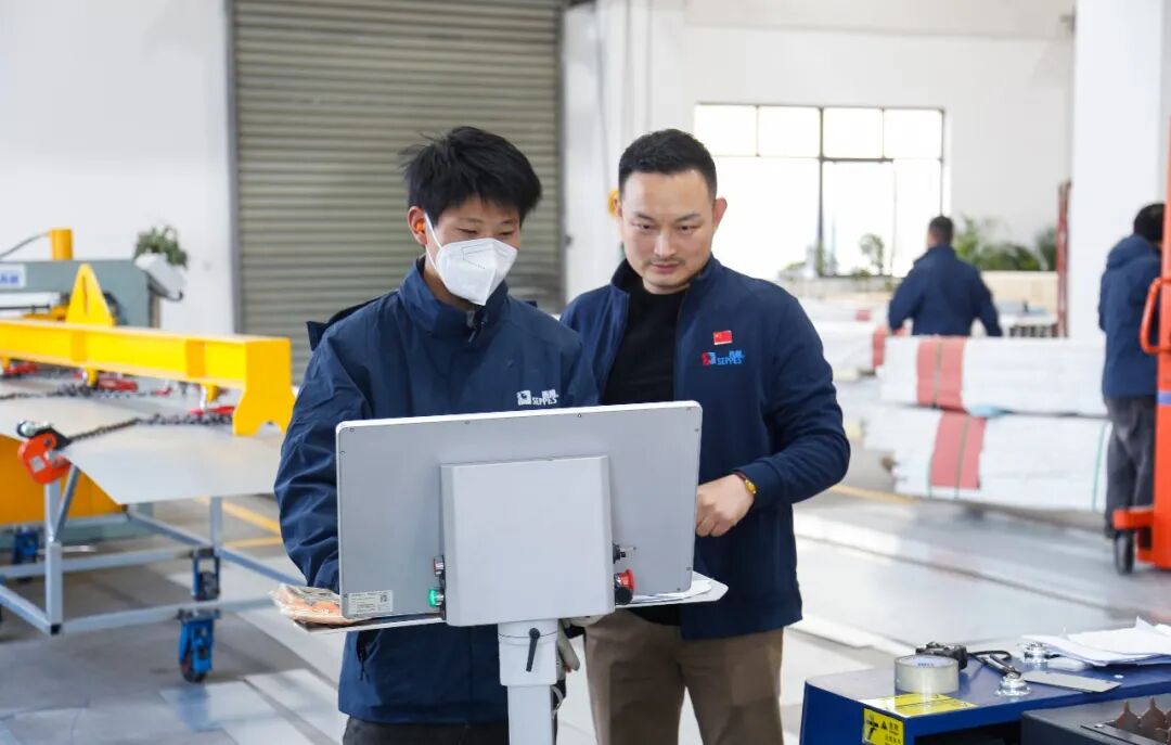 西朗门业董事长杨元嘉视察工作 西朗门业董事长杨元嘉视察工作