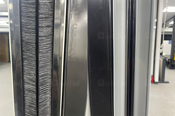 左边毛刷、右边C型轨道