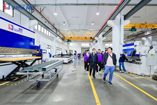 外宾来访西朗工厂