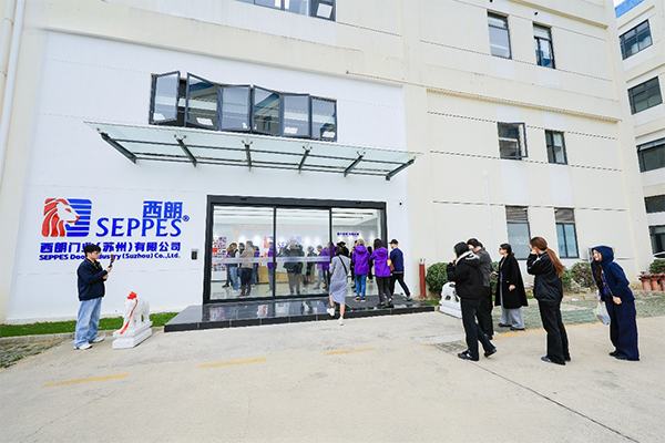 外宾来访西朗门业工厂