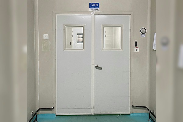 改造之前是平开门钢制门