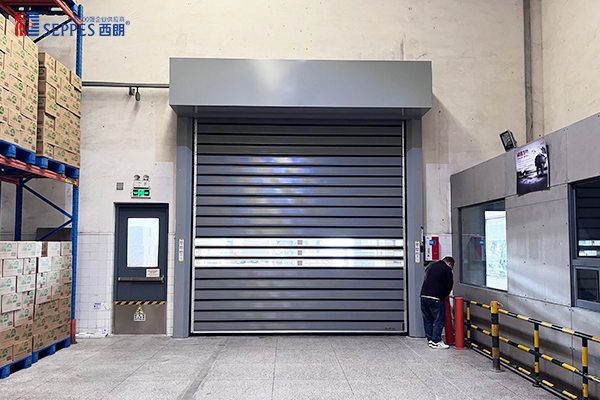 上好佳湖北工厂安装西朗涡轮硬质快速卷帘门 上好佳湖北工厂安装西朗涡轮硬质快速卷帘门