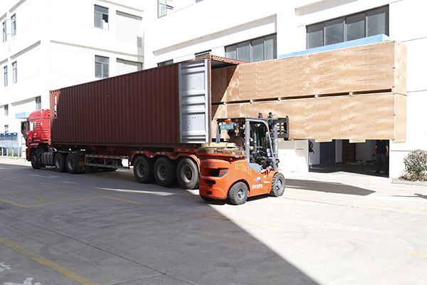 西朗快速门装货物