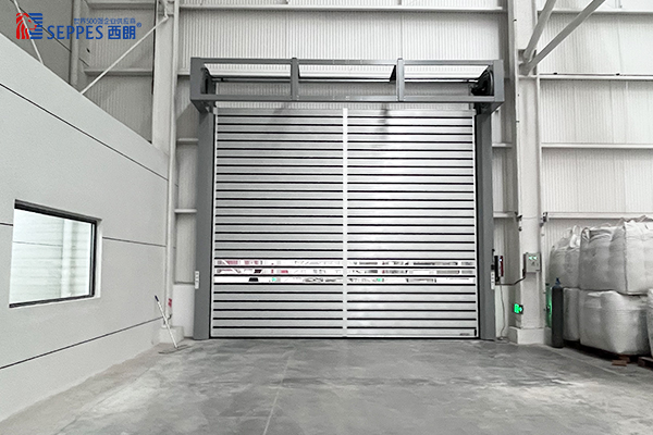 西朗给宠物工厂安装的硬质快速门